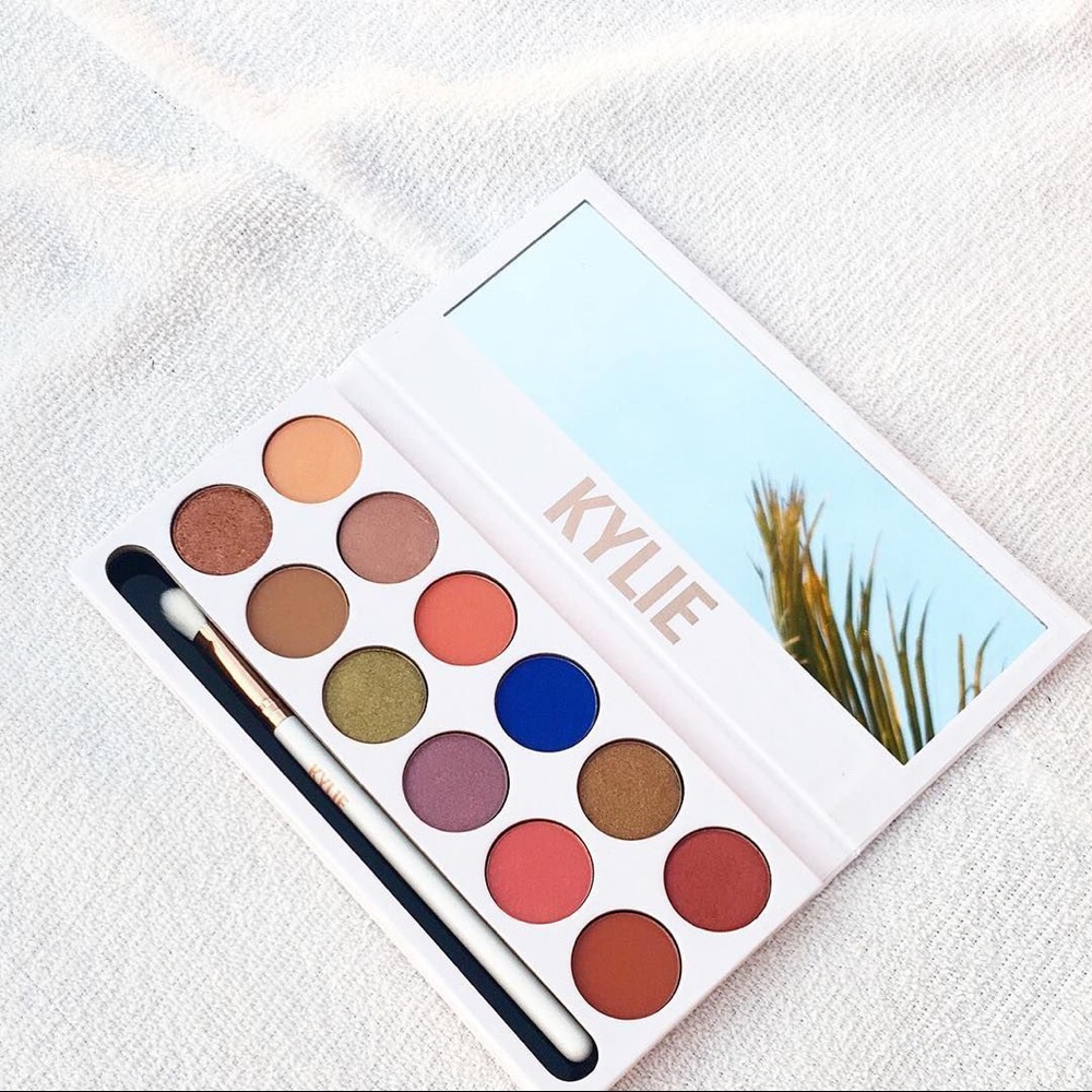Kylie Jenner royal peach eyeshadow palette